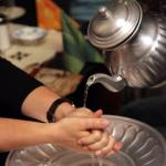 Äthiopisch essen in Bern macht Spass. Zuerst Haende waschen und ganz ohne Besteck äthiopische spezialitaeten in Bern geniessen